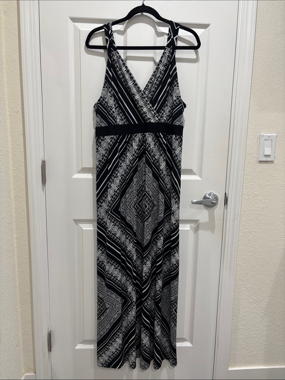 💥3 for $10💥 Apt. 9 Black and White V‑Neck Printed Maxi Dress